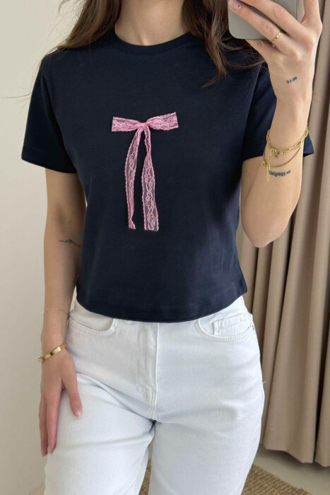 T-SHIRT NJË NGJYRËSH ME DETAJIN E FJONGOS PËR FEMRA NË NGJYRËN BLU E ERRËT - 2