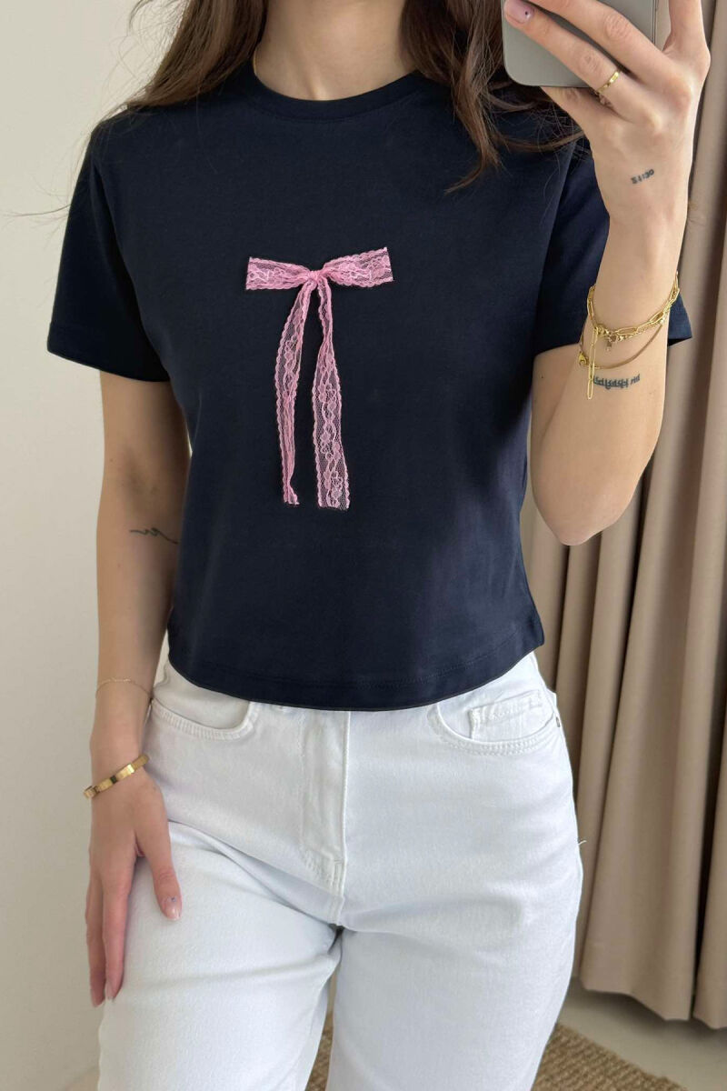 T-SHIRT NJË NGJYRËSH ME DETAJIN E FJONGOS PËR FEMRA NË NGJYRËN BLU E ERRËT - 2
