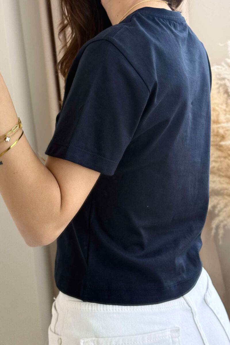 T-SHIRT NJË NGJYRËSH ME DETAJIN E FJONGOS PËR FEMRA NË NGJYRËN BLU E ERRËT - 3