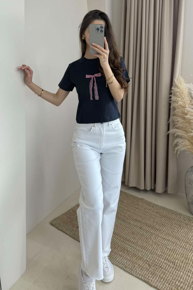 T-SHIRT NJË NGJYRËSH ME DETAJIN E FJONGOS PËR FEMRA NË NGJYRËN BLU E ERRËT - 1
