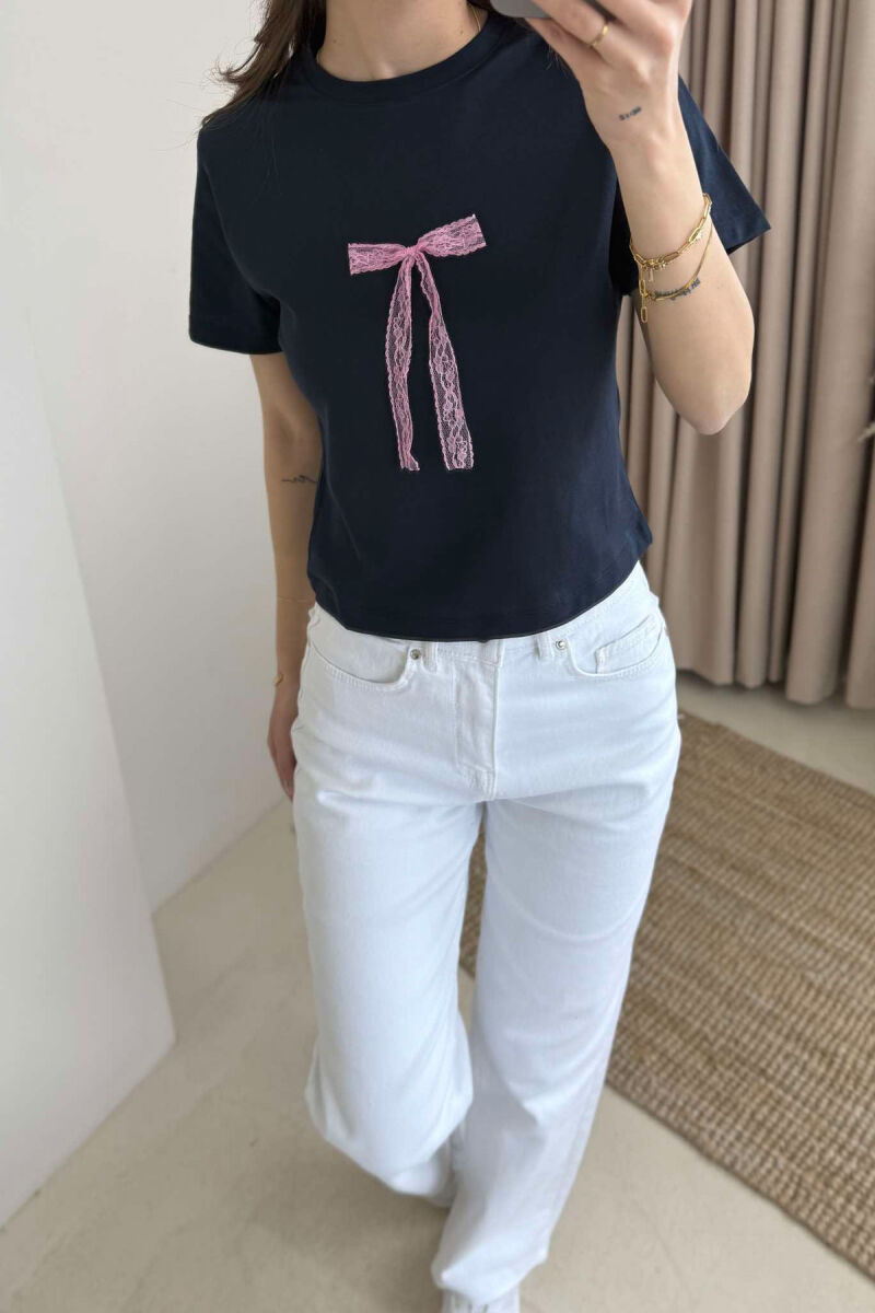 T-SHIRT NJË NGJYRËSH ME DETAJIN E FJONGOS PËR FEMRA NË NGJYRËN BLU E ERRËT - 4