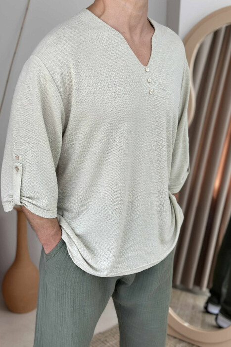 T-SHIRT NJË NGJYRËSH ME DETAJIN KOPSAVE PËR MESHKUJ NË NGJYRËN BEZHË E ZBARDHUR - 2