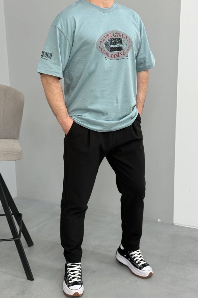 T-SHIRT NJË NGJYRËSH ME DIZAJN PËR MESHKUJ NË NGJYRËN BLU E ZBARDHUR - 2