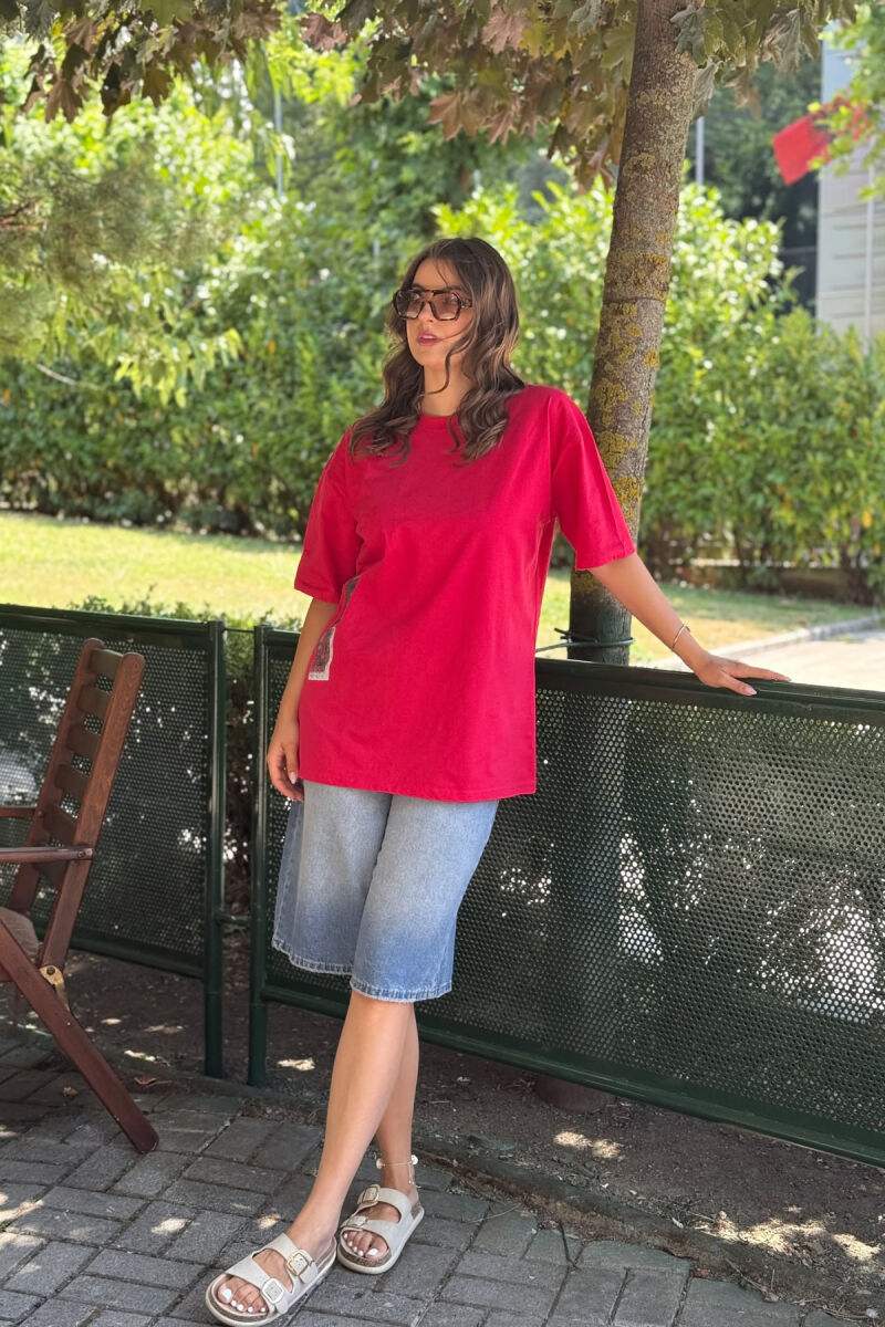 T-SHIRT NJË NGJYRËSH ME DIZAJN PËR FEMRA NË NGJYRËN E KUQE - 2