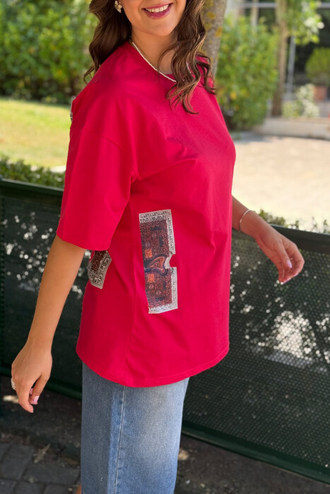 T-SHIRT NJË NGJYRËSH ME DIZAJN PËR FEMRA NË NGJYRËN E KUQE - 4