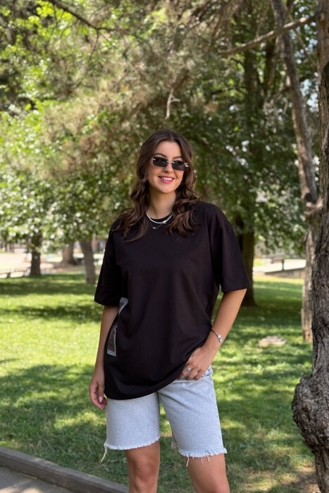 T-SHIRT NJË NGJYRËSH ME DIZAJN PËR FEMRA NË NGJYRËN E ZEZË - 3