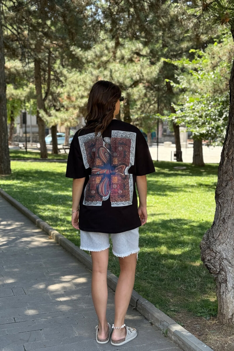 T-SHIRT NJË NGJYRËSH ME DIZAJN PËR FEMRA NË NGJYRËN E ZEZË - 4