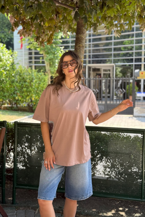 T-SHIRT NJË NGJYRËSH ME DIZAJN PËR FEMRA NË NGJYRËN KAFE E ZBARDHUR - 1