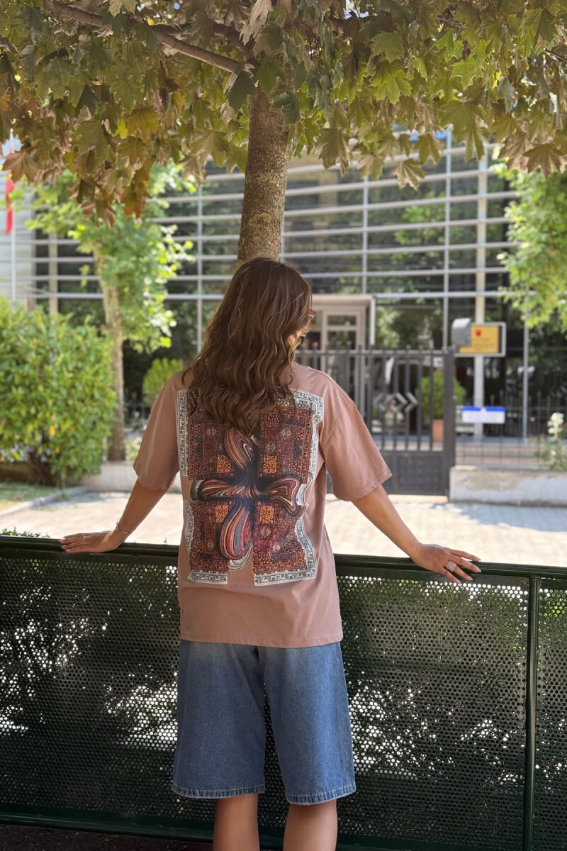 T-SHIRT NJË NGJYRËSH ME DIZAJN PËR FEMRA NË NGJYRËN KAFE E ZBARDHUR - 4