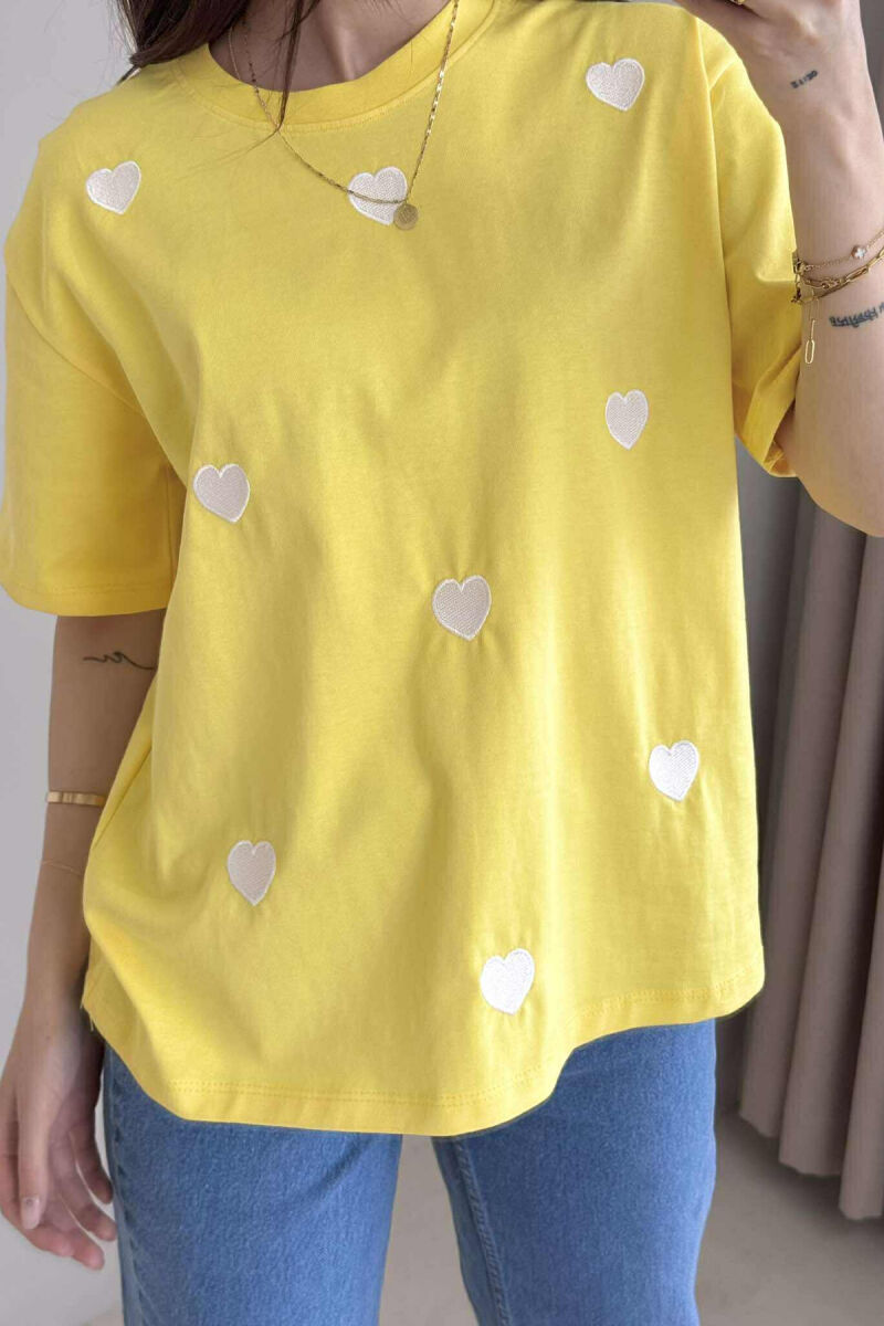 T-SHIRT NJË NGJYRËSH ME DIZAJNIN E ZEMRAVE PËR FEMRA NË NGJYRËN E VERDHË - 2