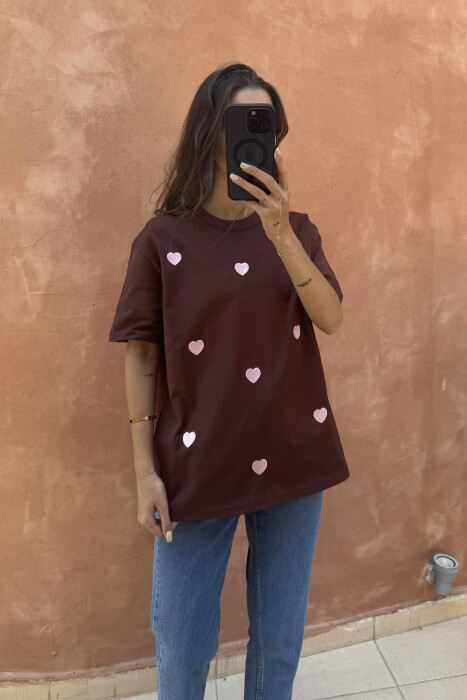 T-SHIRT NJËNGJYRËSH ME DIZENJO ZEMRASH PËR FEMRA NË NGJYRËN KAFE - 2