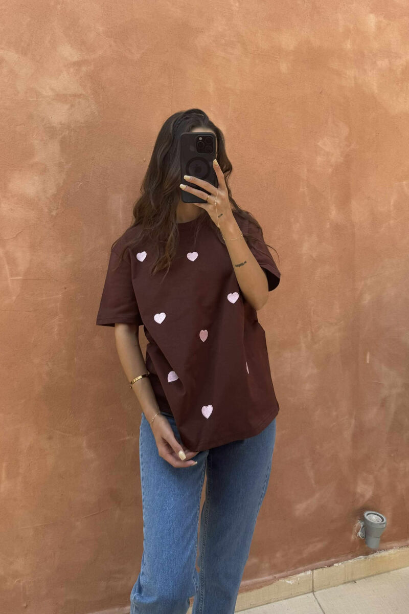 T-SHIRT NJËNGJYRËSH ME DIZENJO ZEMRASH PËR FEMRA NË NGJYRËN KAFE - 3