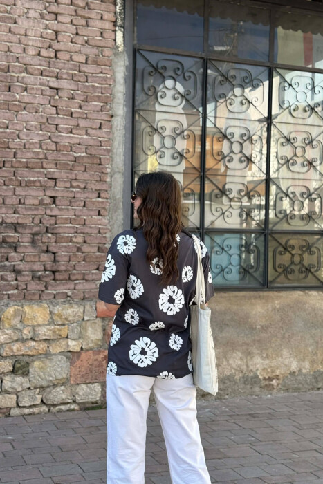 T-SHIRT NJE NGJYRESH ME DIZJAN PER FEMRA NE NGJYRE GRI TE ERRET+ 6 PALE ÇORAPE DHURATE - 4