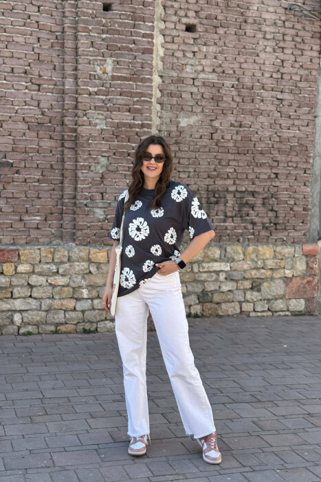 T-SHIRT NJE NGJYRESH ME DIZJAN PER FEMRA NE NGJYRE GRI TE ERRET+ 6 PALE ÇORAPE DHURATE - 5