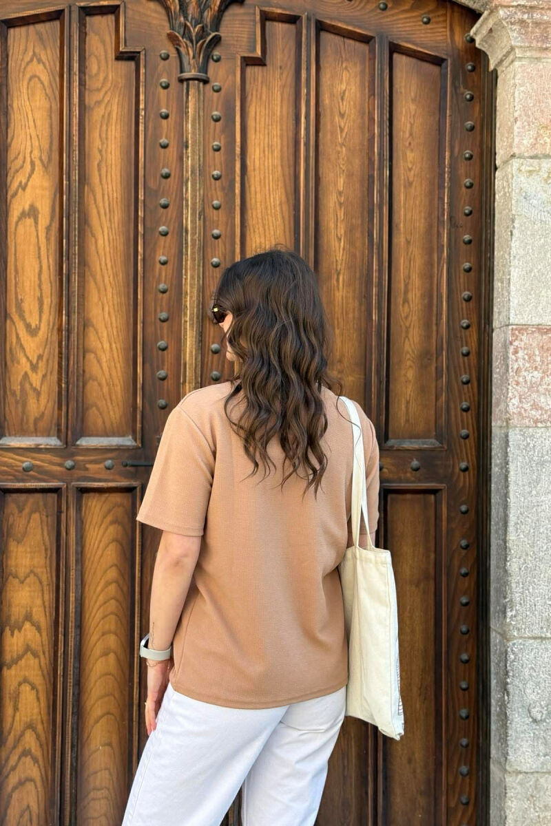 T-SHIRT NJE NGJYRESH ME JAKE POLO PER FEMRA NE NGJYRE BEZHE + 6 PALE ÇORAPE DHURATE - 4