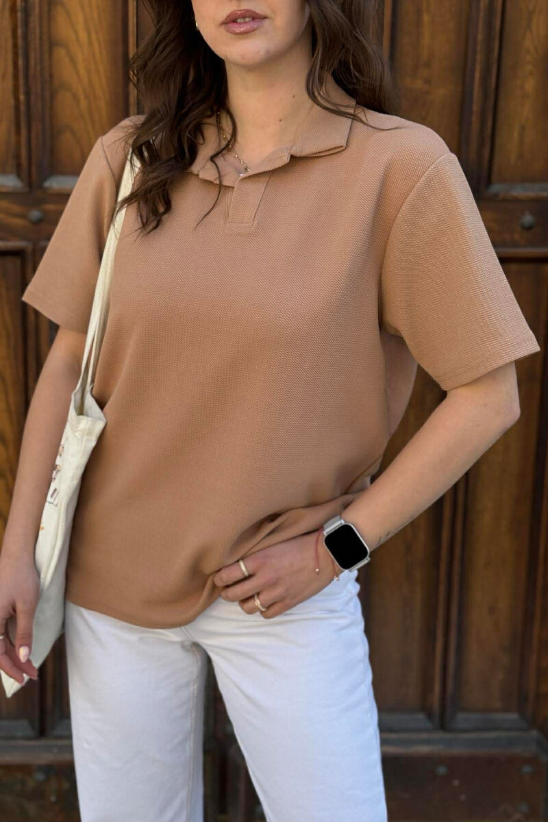 T-SHIRT NJE NGJYRESH ME JAKE POLO PER FEMRA NE NGJYRE BEZHE + 6 PALE ÇORAPE DHURATE - 5