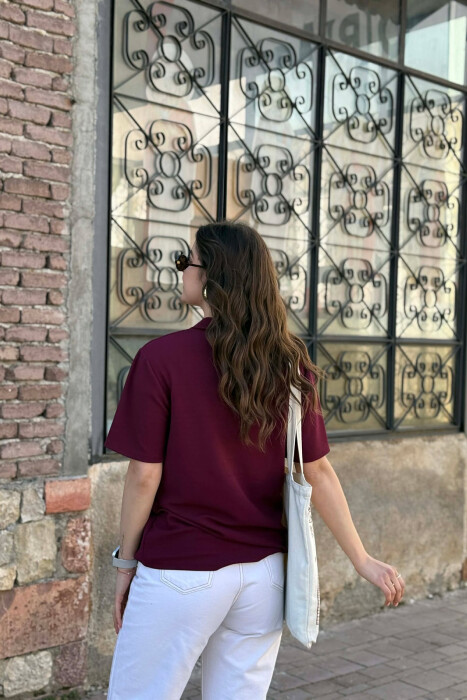 T-SHIRT NJE NGJYRESH ME JAKE POLO PER FEMRA NE NGJYRE VISHNJE + 6 PALE ÇORAPE DHURATE - 4