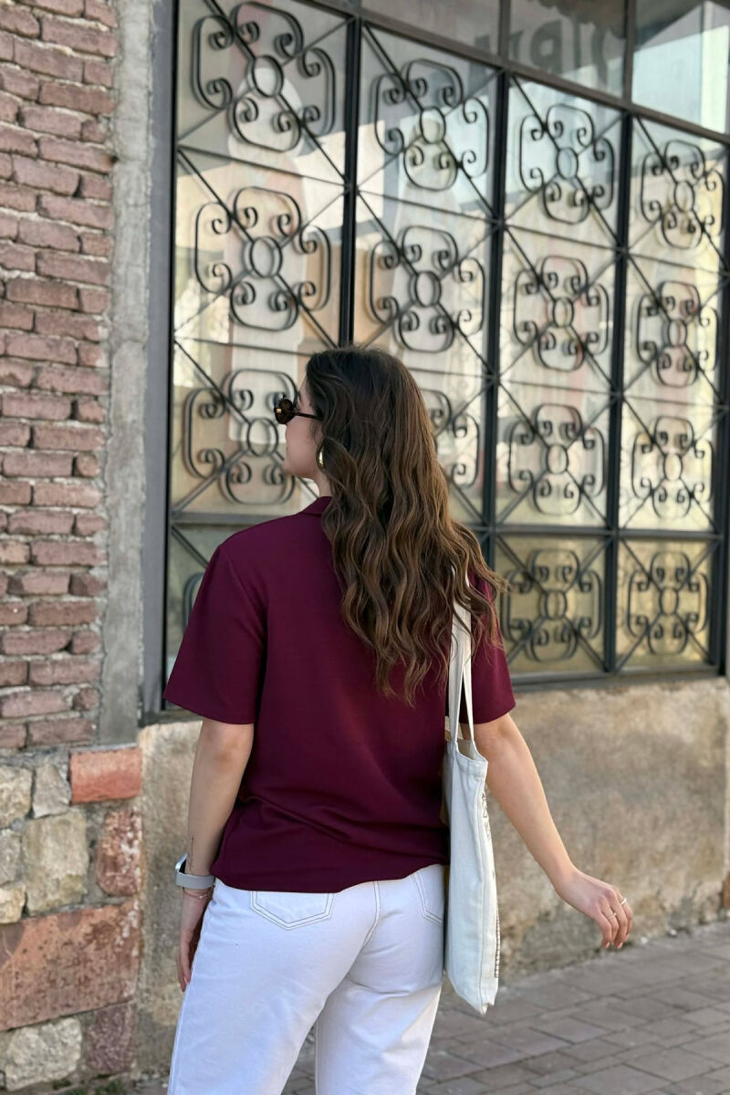 T-SHIRT NJE NGJYRESH ME JAKE POLO PER FEMRA NE NGJYRE VISHNJE + 6 PALE ÇORAPE DHURATE - 4