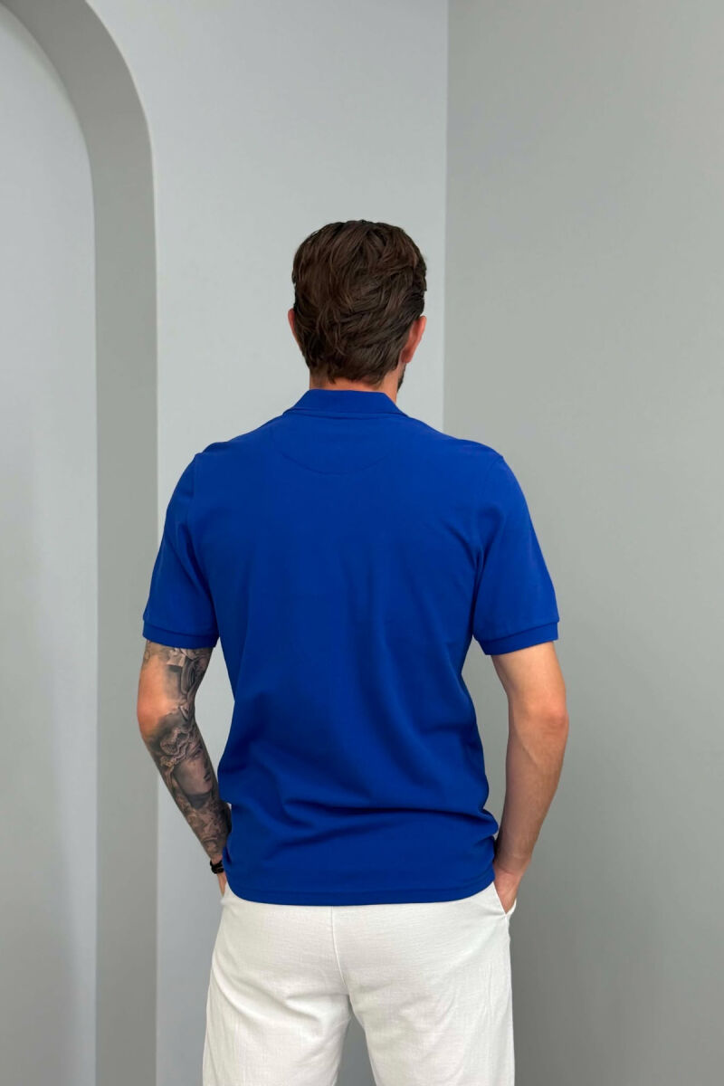 T-SHIRT NJE NGJYRESH ME JAKE POLO PER MESHKUJ NE NGJYRE BLU ELEKTRIKE - 2