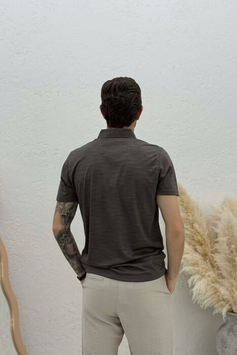 T-SHIRT NJE NGJYRESH ME JAKE POLO PER MESHKUJ NE NGJYRE KAFE - 2