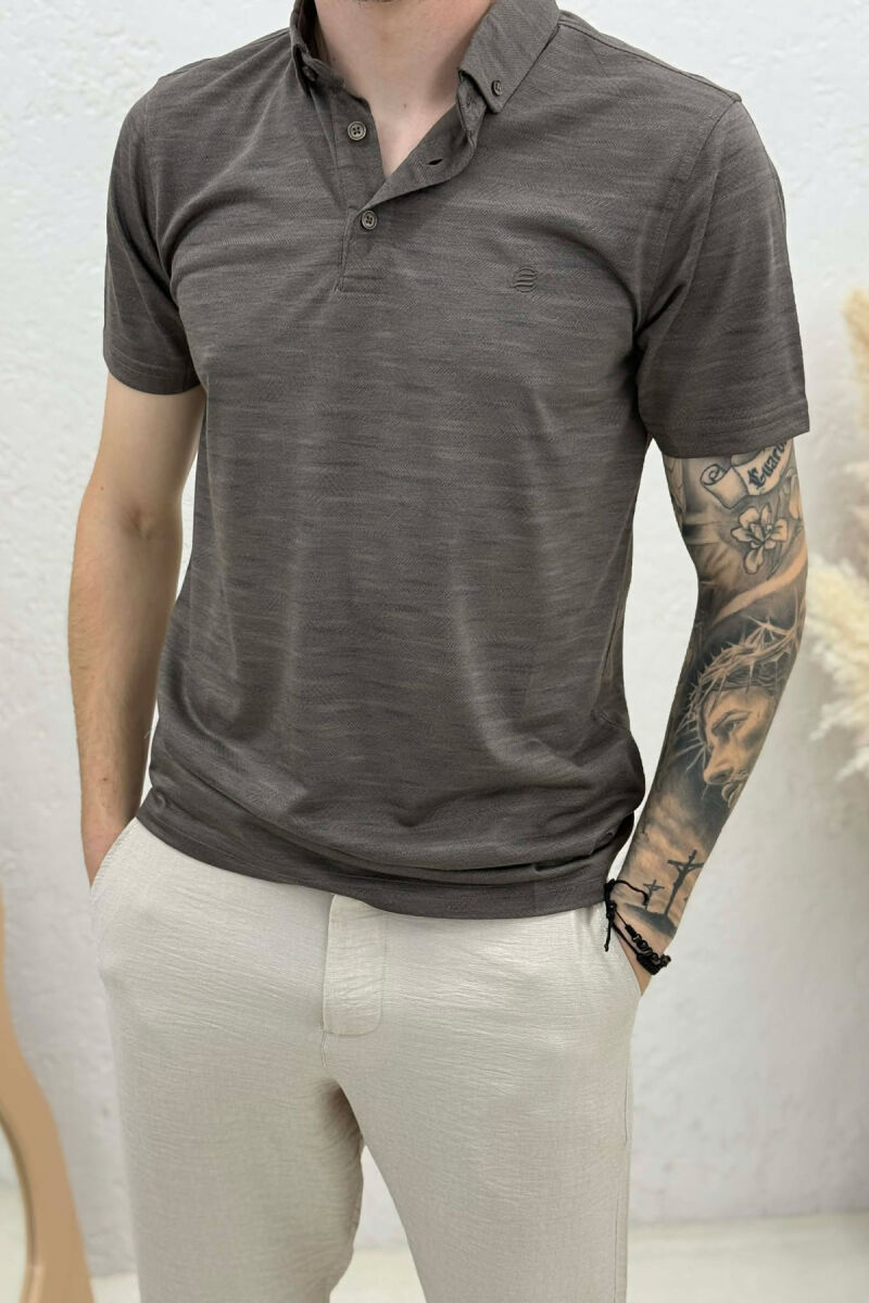 T-SHIRT NJE NGJYRESH ME JAKE POLO PER MESHKUJ NE NGJYRE KAFE - 4