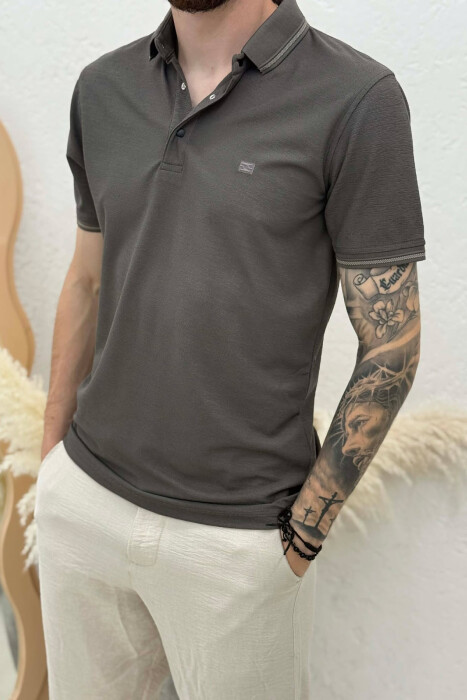 T-SHIRT NJE NGJYRESH ME JAKE POLO PER MESHKUJ NE NGJYRE KAFE - 2