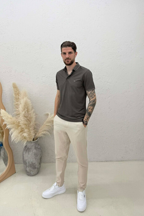 T-SHIRT NJE NGJYRESH ME JAKE POLO PER MESHKUJ NE NGJYRE KAFE - 3