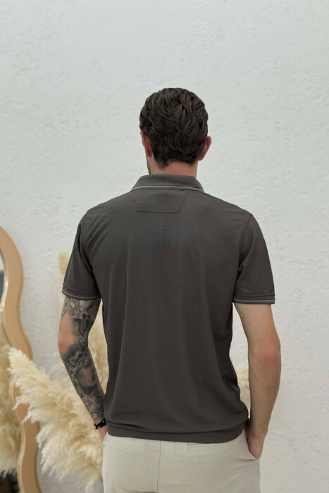 T-SHIRT NJE NGJYRESH ME JAKE POLO PER MESHKUJ NE NGJYRE KAFE - 4