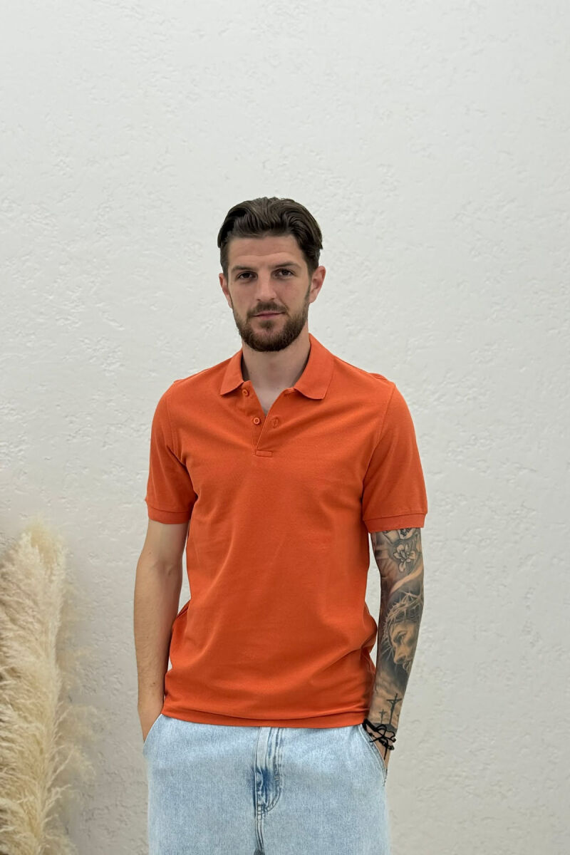 T-SHIRT NJE NGJYRESH ME JAKE POLO PER MESHKUJ NE NGJYRE PORTOKALLI - 1
