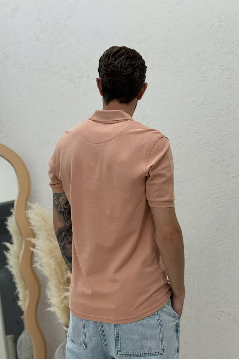 T-SHIRT NJE NGJYRESH ME JAKE POLO PER MESHKUJ NE NGJYRE PUDER - 2