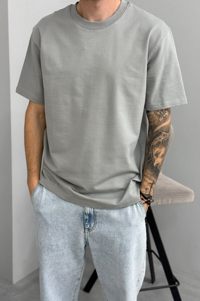 T-SHIRT NJE NGJYRESH ME JAKE TE RRUMBULLAKET PER MESHKUJ NE NGJYRE GRI - 4