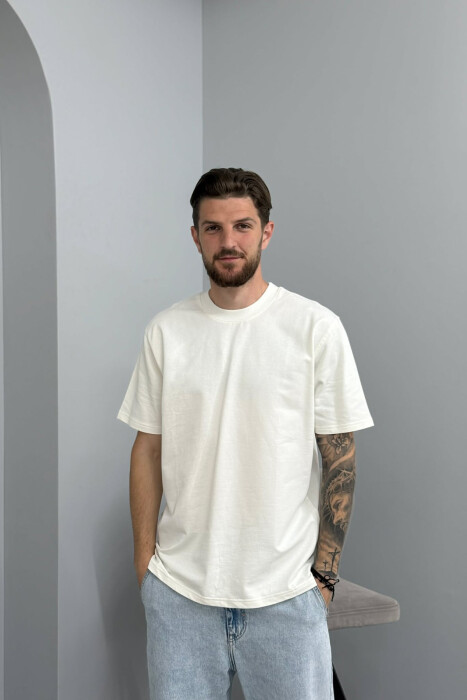 T-SHIRT NJE NGJYRESH ME JAKE TE RRUMBULLAKET PER MESHKUJ NE NGJYRE TE BARDHE 