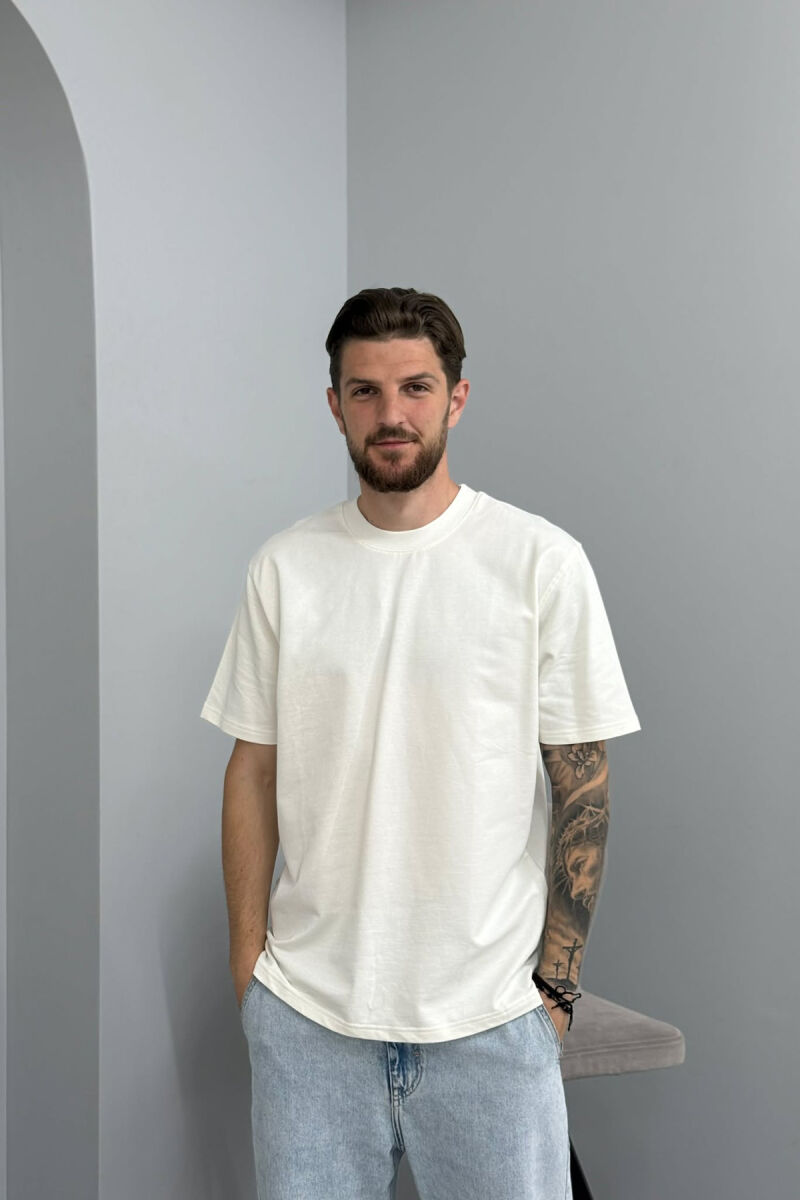 T-SHIRT NJE NGJYRESH ME JAKE TE RRUMBULLAKET PER MESHKUJ NE NGJYRE TE BARDHE - 1