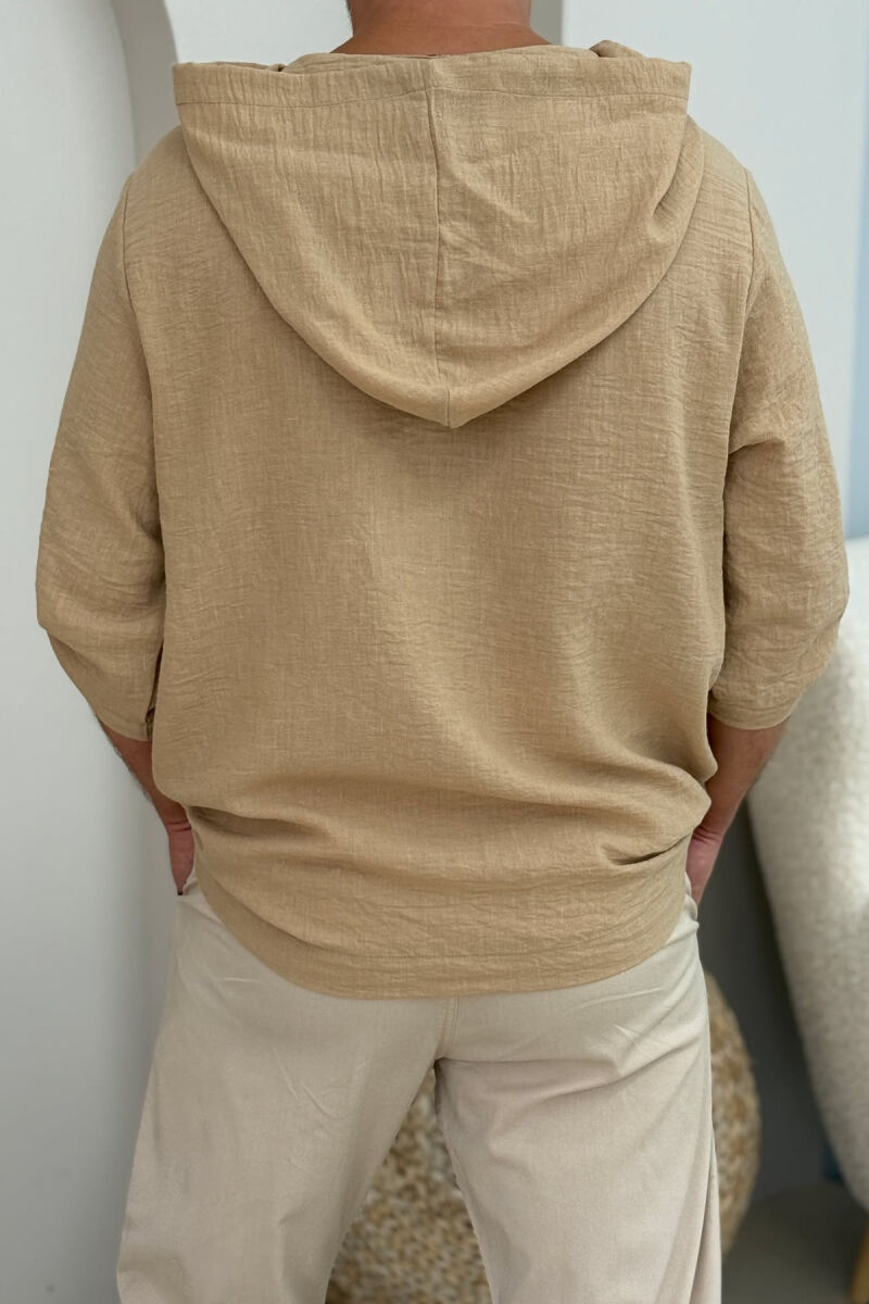 T-SHIRT NJË NGJYRËSH ME KAPUÇ PËR MESHKUJ NË NGJYRËN BEZHË - 2