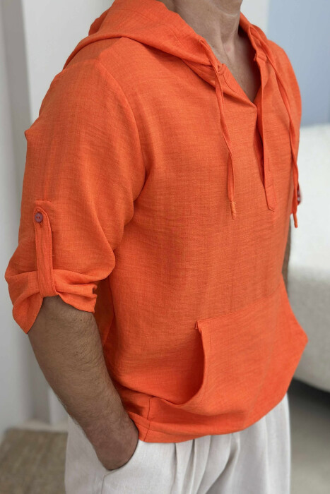 T-SHIRT NJË NGJYRËSH ME KAPUÇ PËR MESHKUJ NË NGJYRËN PORTOKALLI - 2