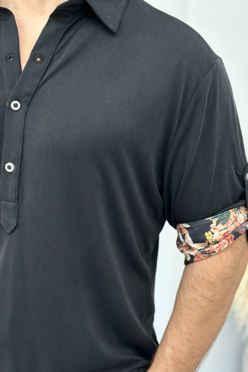 T-SHIRT NJË NGJYRËSH ME KOPSA ME DETAJIN E LULEVE PËR MESHKUJ NË NGJYRËN E ZEZË - 3