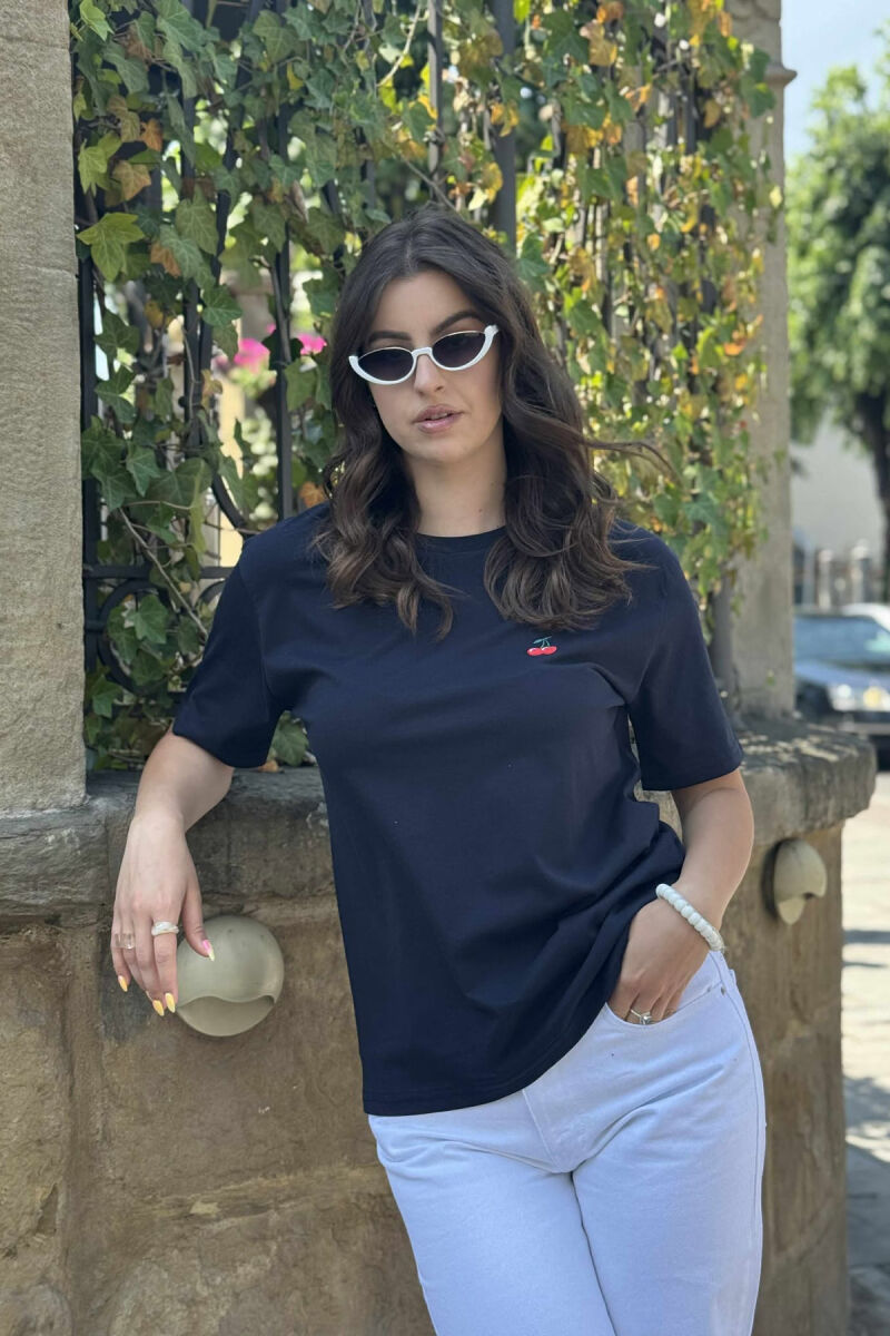 T-SHIRT NJË NGJYRËSH ME LOGON E QERSHISË PËR FEMRA NË NGJYRËN BLU E ERRËT - 1