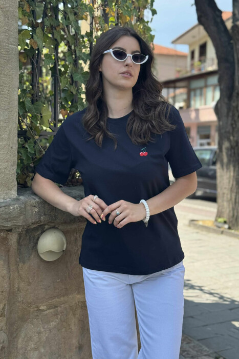 T-SHIRT NJË NGJYRËSH ME LOGON E QERSHISË PËR FEMRA NË NGJYRËN BLU E ERRËT - 2