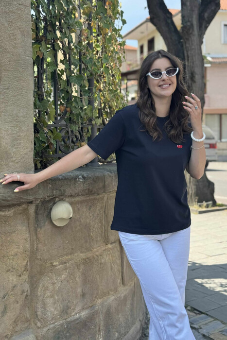 T-SHIRT NJË NGJYRËSH ME LOGON E QERSHISË PËR FEMRA NË NGJYRËN BLU E ERRËT - 3