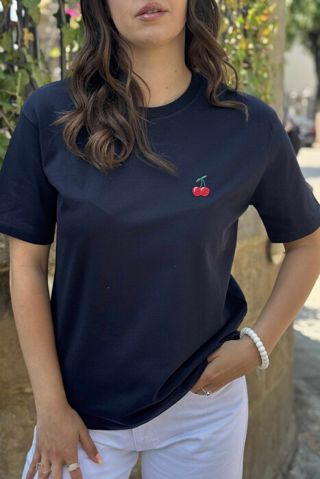 T-SHIRT NJË NGJYRËSH ME LOGON E QERSHISË PËR FEMRA NË NGJYRËN BLU E ERRËT - 4