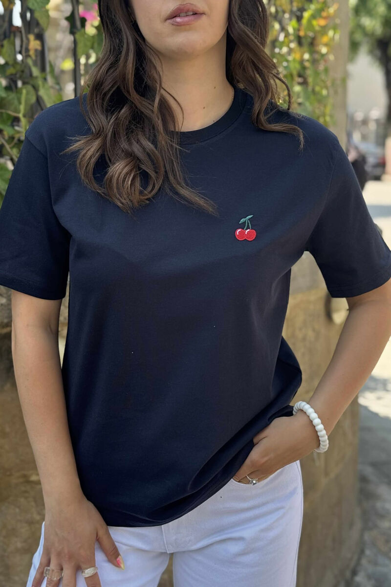 T-SHIRT NJË NGJYRËSH ME LOGON E QERSHISË PËR FEMRA NË NGJYRËN BLU E ERRËT - 4