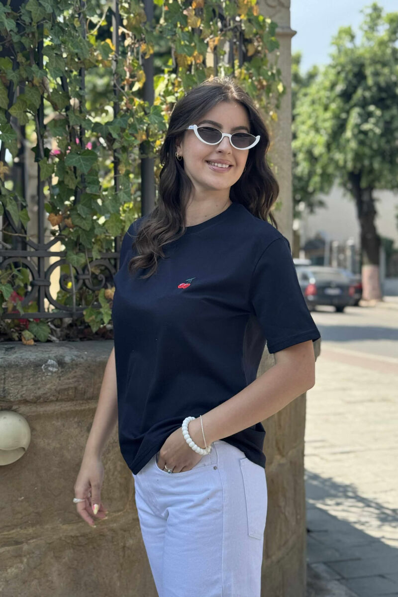 T-SHIRT NJË NGJYRËSH ME LOGON E QERSHISË PËR FEMRA NË NGJYRËN BLU E ERRËT - 5