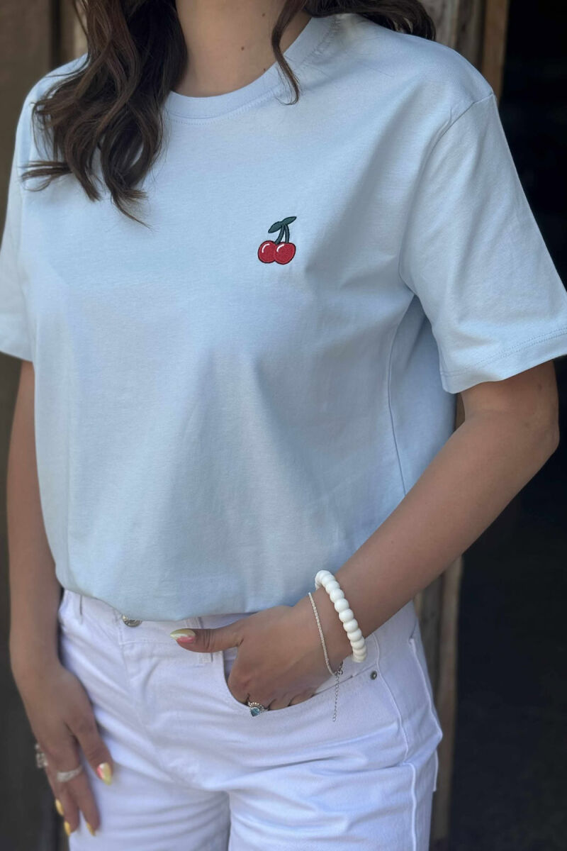 T-SHIRT NJË NGJYRËSH ME LOGON E QERSHISË PËR FEMRA NË NGJYRËN BLU E ZBARDHUR - 2