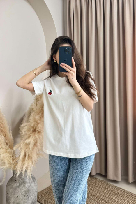 T-SHIRT NJË NGJYRËSH ME LOGON E QERSHISË PËR FEMRA NË NGJYRËN E BARDHË 