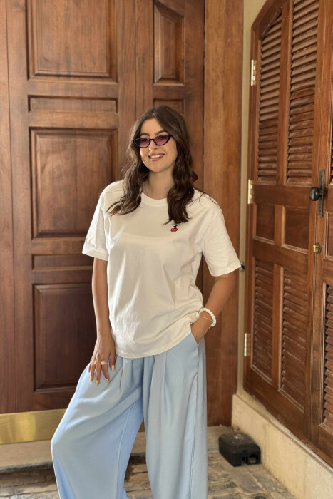 T-SHIRT NJË NGJYRËSH ME LOGON E QERSHISË PËR FEMRA NË NGJYRËN E BARDHË - 3