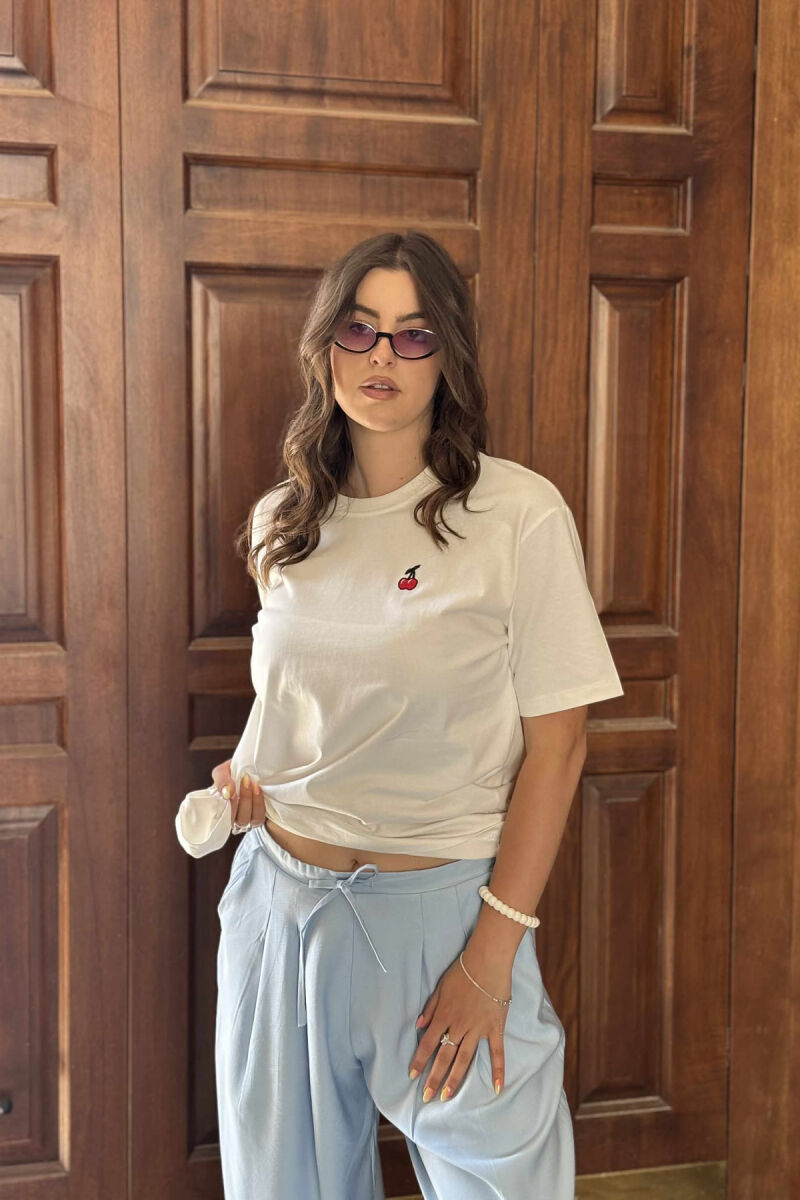 T-SHIRT NJË NGJYRËSH ME LOGON E QERSHISË PËR FEMRA NË NGJYRËN E BARDHË - 5