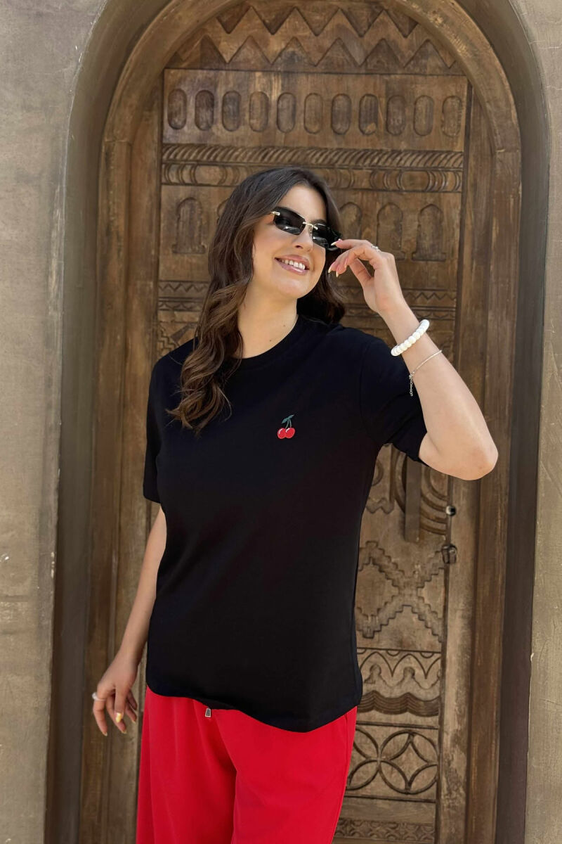 T-SHIRT NJË NGJYRËSH ME LOGON E QERSHISË PËR FEMRA NË NGJYRËN E ZEZË - 1