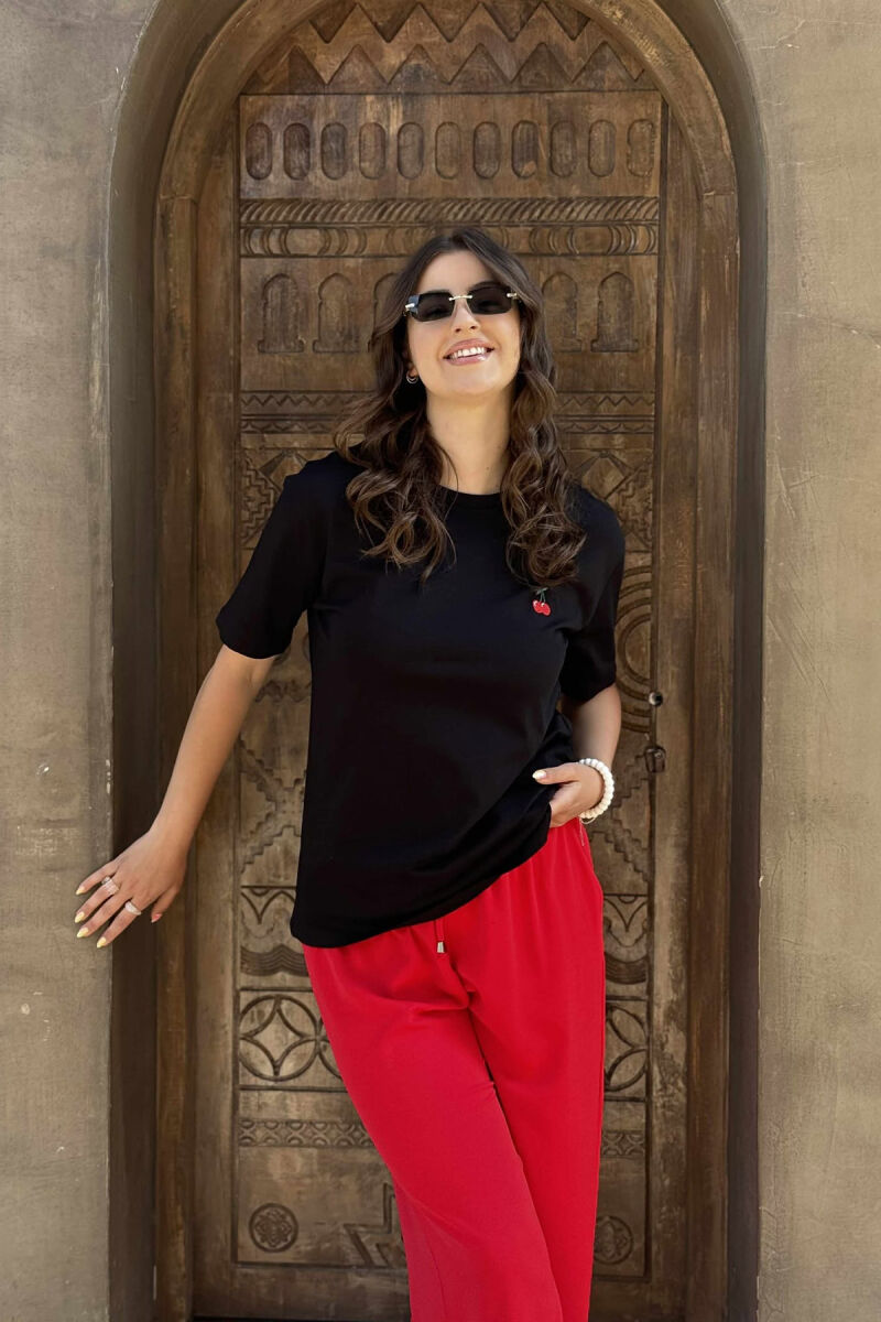 T-SHIRT NJË NGJYRËSH ME LOGON E QERSHISË PËR FEMRA NË NGJYRËN E ZEZË - 2