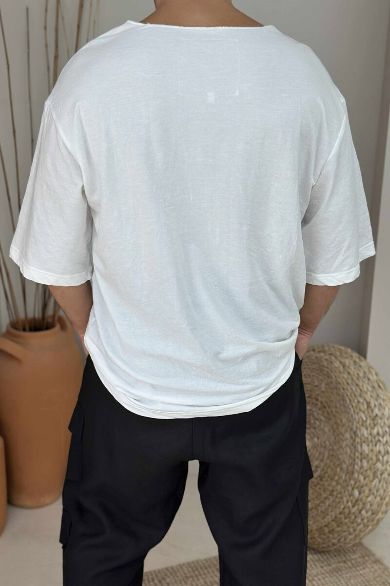 T-SHIRT NJË NGJYRËSH ME PAK SHKRIME PËR MESHKUJ NË NGJYRËN E BARDHË - 2