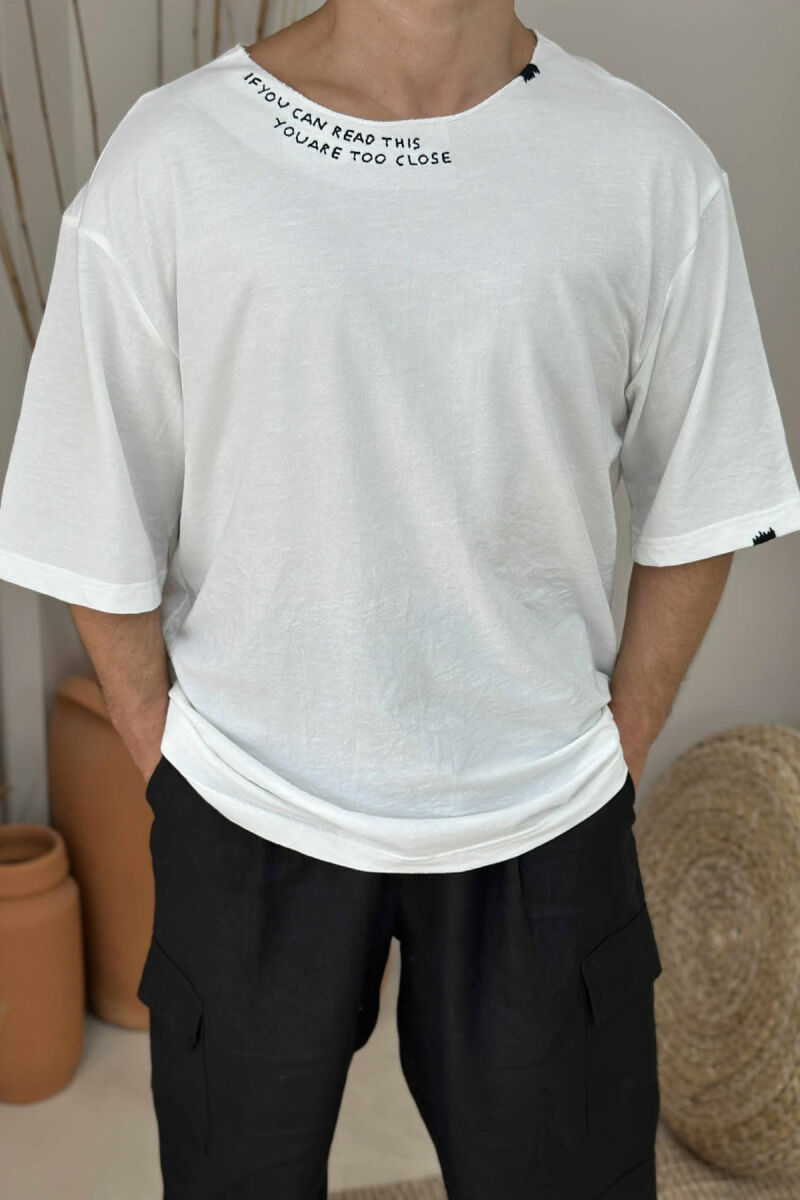 T-SHIRT NJË NGJYRËSH ME PAK SHKRIME PËR MESHKUJ NË NGJYRËN E BARDHË - 3